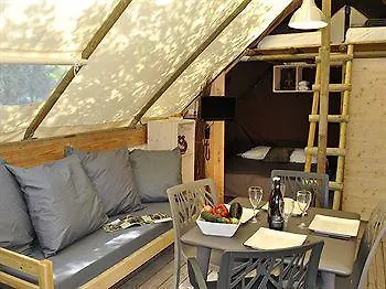 Отель En Provence - Ecogites & Restaurant Insolites 5*