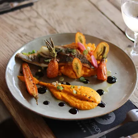 Hotel En Provence - Ecogites & Restaurant Insolites Richerenches